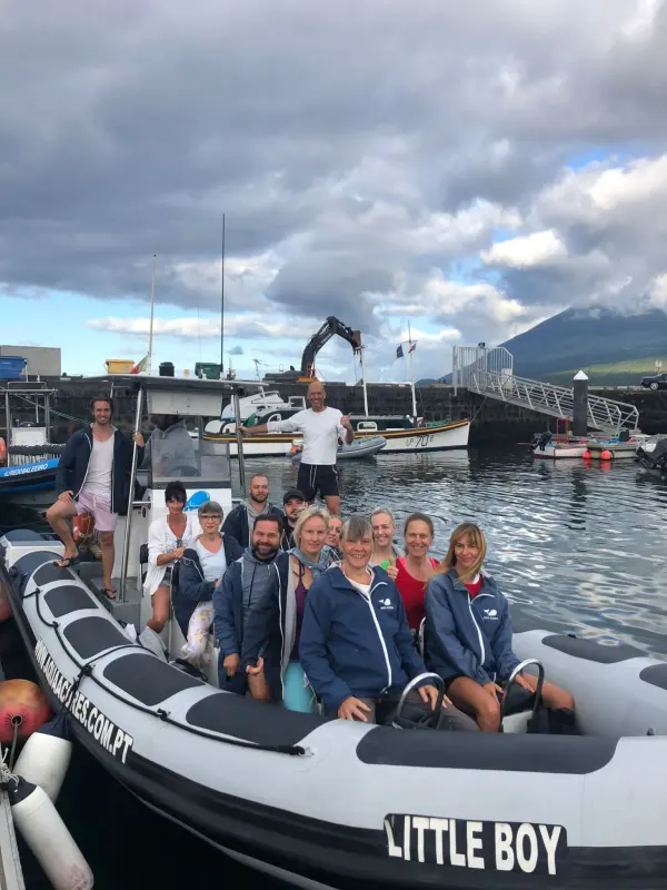 Die Retreat-Gruppe auf dem Boot im Hafen von Lajes do Pico