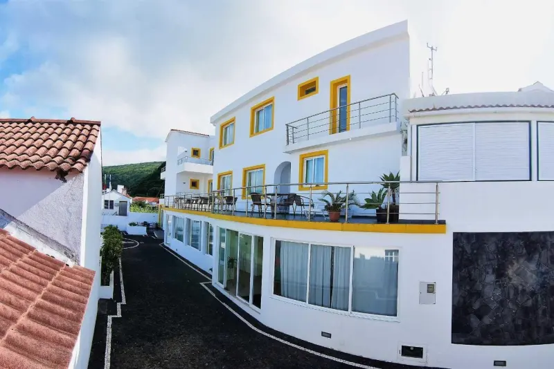 Das Hotel in Lajes do Pico von außen