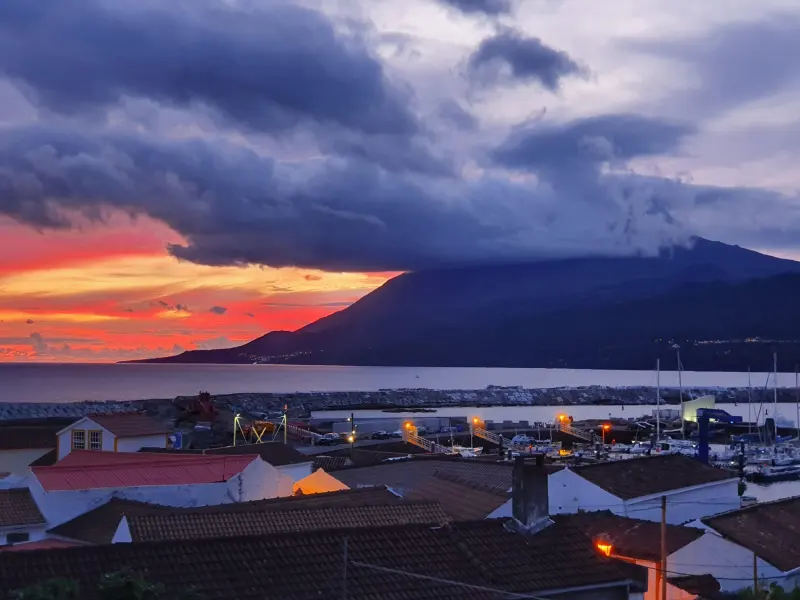 Sonnenuntergang über Lajes do Pico mit dem Vulkan im Hintergrund
