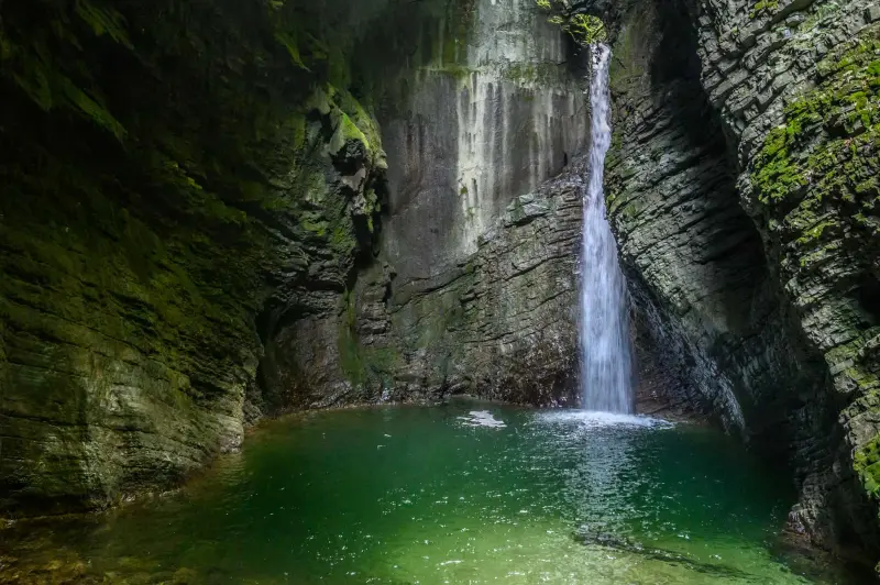 Wasserfall in einer Felsschlucht im Soča-Tal